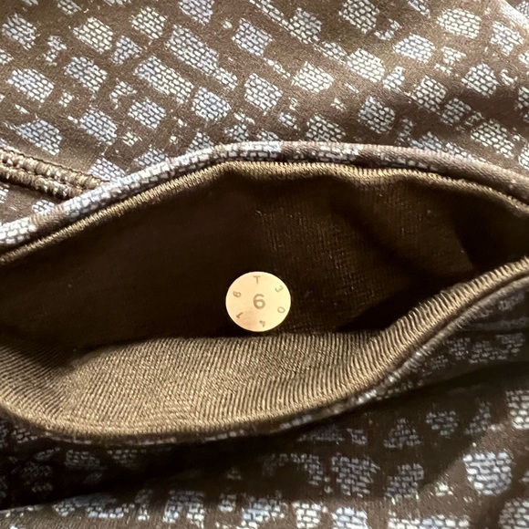 Lululemon Teal Patterned Leggings - Picture 5 of 5